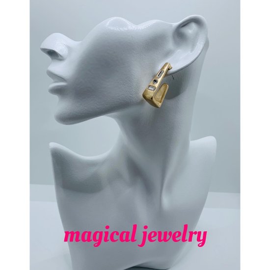 ミステリアストライアングルピアス | 大胆でファッショナブルなデザイン - magical jewelry