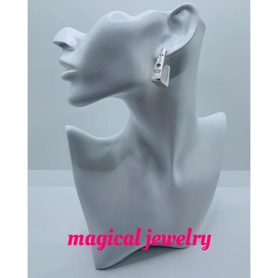 ミステリアストライアングルピアス | 大胆でファッショナブルな