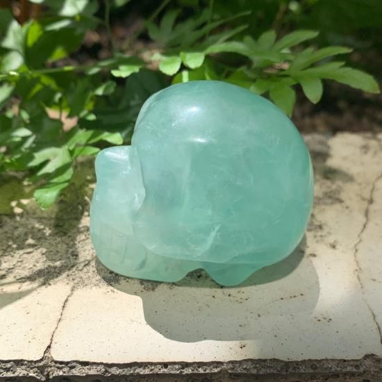パワーストーン　天然透明クリスタルクオーツ　スカル　新品　魔除け クリスタル スカル 天然水晶 虹入り 骸骨 置物 アイリスクォーツ