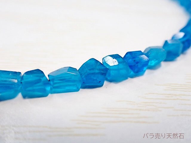 マダガスカル産！ネオンブルーアパタイト｜AAA｜タンブルカット・約3.5x3.7x3～7.5x6.4x5.2mm【Sサイズ：1個180円】【Mサイズ：1個220円】  - バラ売り天然石｜天然石ビーズのバラ売り専門店