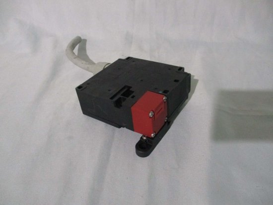 中古 オムロン(omron) 小形電磁ロック・セーフティドアスイッチ D4NL