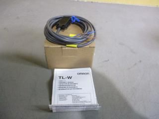  Omron TL-W5MD1 Proximity Sensor