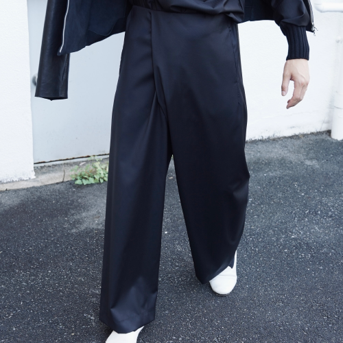 CROSSED TROUSERS