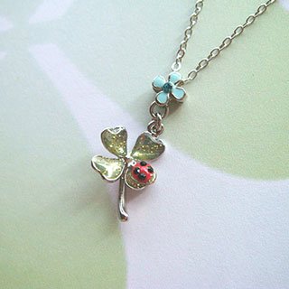 クローバーと小花のペンダント(ライトブルー)*Glassberry