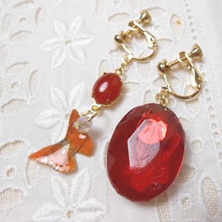 赤い宝石風のイヤリング *Luna Antique*