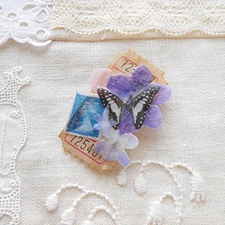コラージュブローチ「蝶と女王の切手」*Luna Antique*