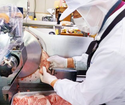 肉の仕入れに携わって約50年の職人が厳選した肉の目利きを行う！