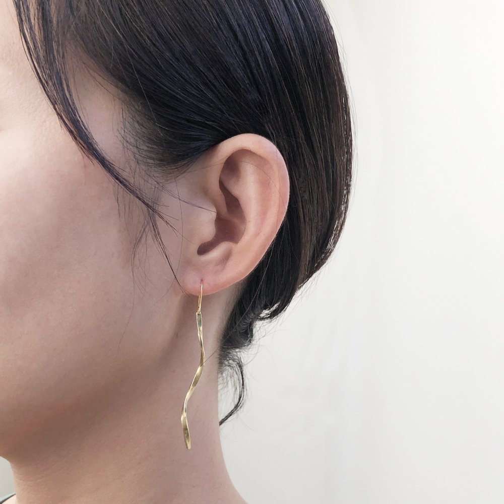 brass pierce nagare / 真鍮ピアス 流 - FUURA handmade studio