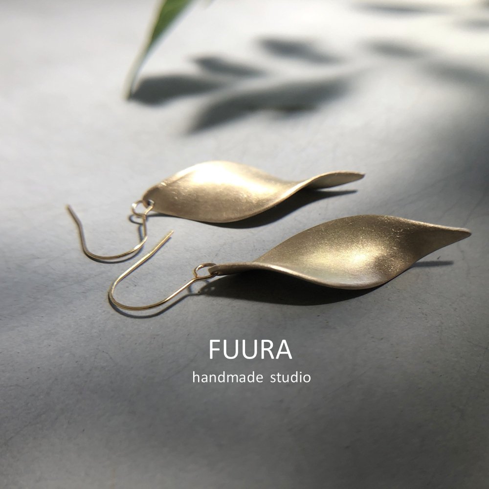 leaf pierce brass / 真鍮ピアス 葉っぱ - 一点ものおしゃれリング 普段使いシンプル大人アクセサリー【FUURA】