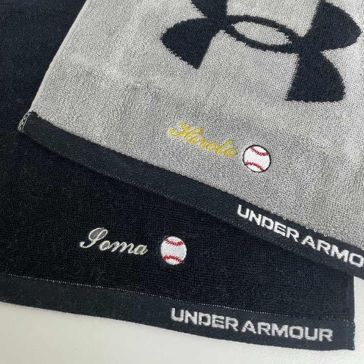 名入れ 無料 刺繍 】【underarmour】アンダーアーマー 「シンボル」 タオルハンカチ（名入れタオル スポーツ 部活 チームタオル 卒団  マラソン マフラータオル スポーツタオル） - タオルユーユ