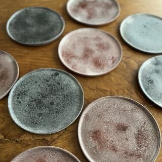 平皿 19.5cm(中皿)灰白 黒 / 赤 6寸<p></p>作家:野口悦士<p></p>鹿児島