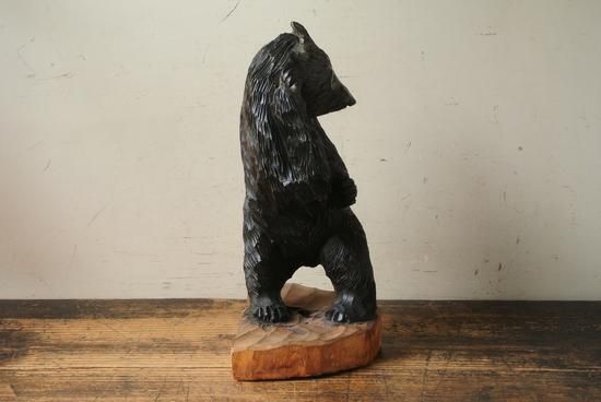擬人化された古い木彫り熊