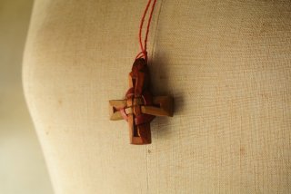 木製のクロスネックレス