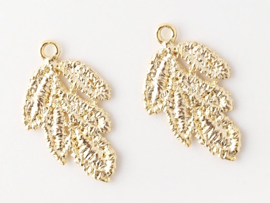 leaf race charm matte gold 20x12mm