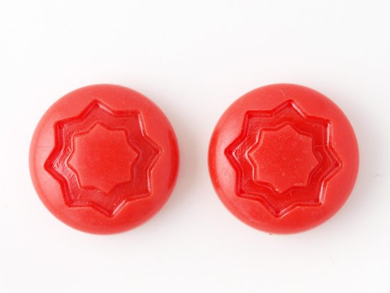 <img class='new_mark_img1' src='https://img.shop-pro.jp/img/new/icons5.gif' style='border:none;display:inline;margin:0px;padding:0px;width:auto;' />vintage red carving round cabochon 20mm