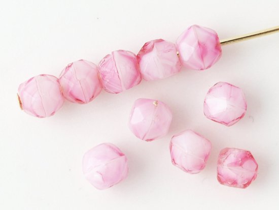 <img class='new_mark_img1' src='https://img.shop-pro.jp/img/new/icons59.gif' style='border:none;display:inline;margin:0px;padding:0px;width:auto;' />vintage white pink marble english cut beads 5mm