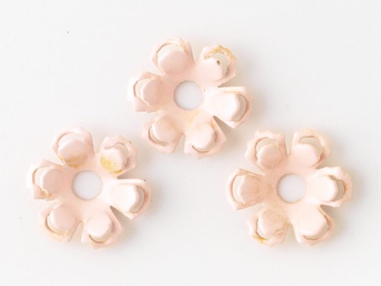 <img class='new_mark_img1' src='https://img.shop-pro.jp/img/new/icons5.gif' style='border:none;display:inline;margin:0px;padding:0px;width:auto;' />vintage pink 6petal flower metal beads 10.5mm