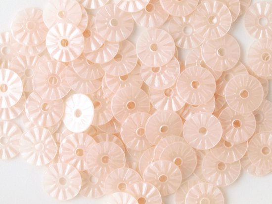 <img class='new_mark_img1' src='https://img.shop-pro.jp/img/new/icons5.gif' style='border:none;display:inline;margin:0px;padding:0px;width:auto;' />light peach pink sunny round spangle 6mm