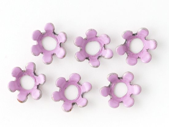 <img class='new_mark_img1' src='https://img.shop-pro.jp/img/new/icons5.gif' style='border:none;display:inline;margin:0px;padding:0px;width:auto;' />vintage purple 6petal flower metal beads 6.5mm