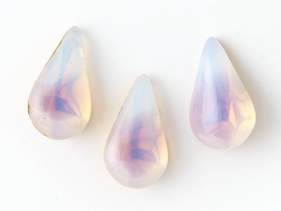 <img class='new_mark_img1' src='https://img.shop-pro.jp/img/new/icons5.gif' style='border:none;display:inline;margin:0px;padding:0px;width:auto;' />vintage purple sabrina tear drop glass 13x8mm