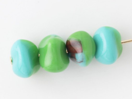 <img class='new_mark_img1' src='https://img.shop-pro.jp/img/new/icons5.gif' style='border:none;display:inline;margin:0px;padding:0px;width:auto;' />blue green marble nugget beads 9x6.5mm
