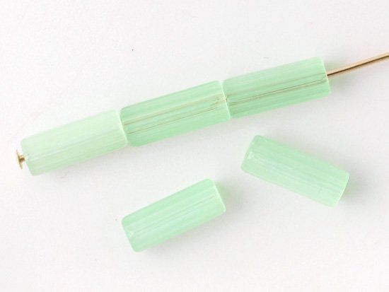 <img class='new_mark_img1' src='https://img.shop-pro.jp/img/new/icons5.gif' style='border:none;display:inline;margin:0px;padding:0px;width:auto;' />vintage light green satin tube beads 10x4mm