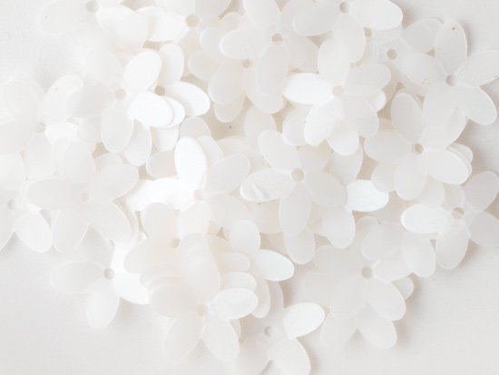 <img class='new_mark_img1' src='https://img.shop-pro.jp/img/new/icons5.gif' style='border:none;display:inline;margin:0px;padding:0px;width:auto;' />white flower cup spangle 10mm