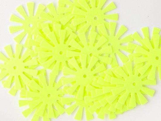 <img class='new_mark_img1' src='https://img.shop-pro.jp/img/new/icons5.gif' style='border:none;display:inline;margin:0px;padding:0px;width:auto;' />neon yellow flower spangle 16mm