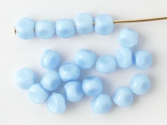 <img class='new_mark_img1' src='https://img.shop-pro.jp/img/new/icons5.gif' style='border:none;display:inline;margin:0px;padding:0px;width:auto;' />vintage white blue triangle beads 5mm