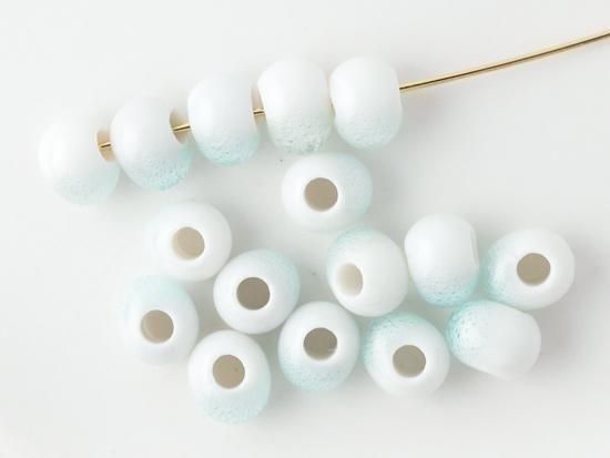 <img class='new_mark_img1' src='https://img.shop-pro.jp/img/new/icons5.gif' style='border:none;display:inline;margin:0px;padding:0px;width:auto;' />light blue round pottery beads 5.5mm
