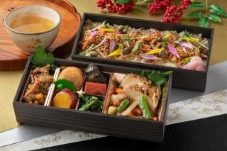 【2025冬弁当】冬の近江牛時雨と鶏ロースト冬の餡掛け二段京懐石弁当 【期間限定・無料茶付き】
