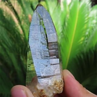 ネパール　ガネーシュヒマール産ライトスモーキー ガネーシュヒマール水晶 ライトスモーキー 磨き石 stone-97