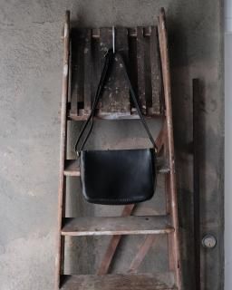 klause / Shoulder Bag (Hard) Small col.Black