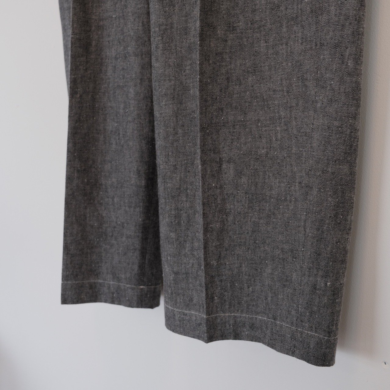 Gorsch(ゴーシュ）/ Rough Woven Twill Two In-tack Wide Trousers(Ash)