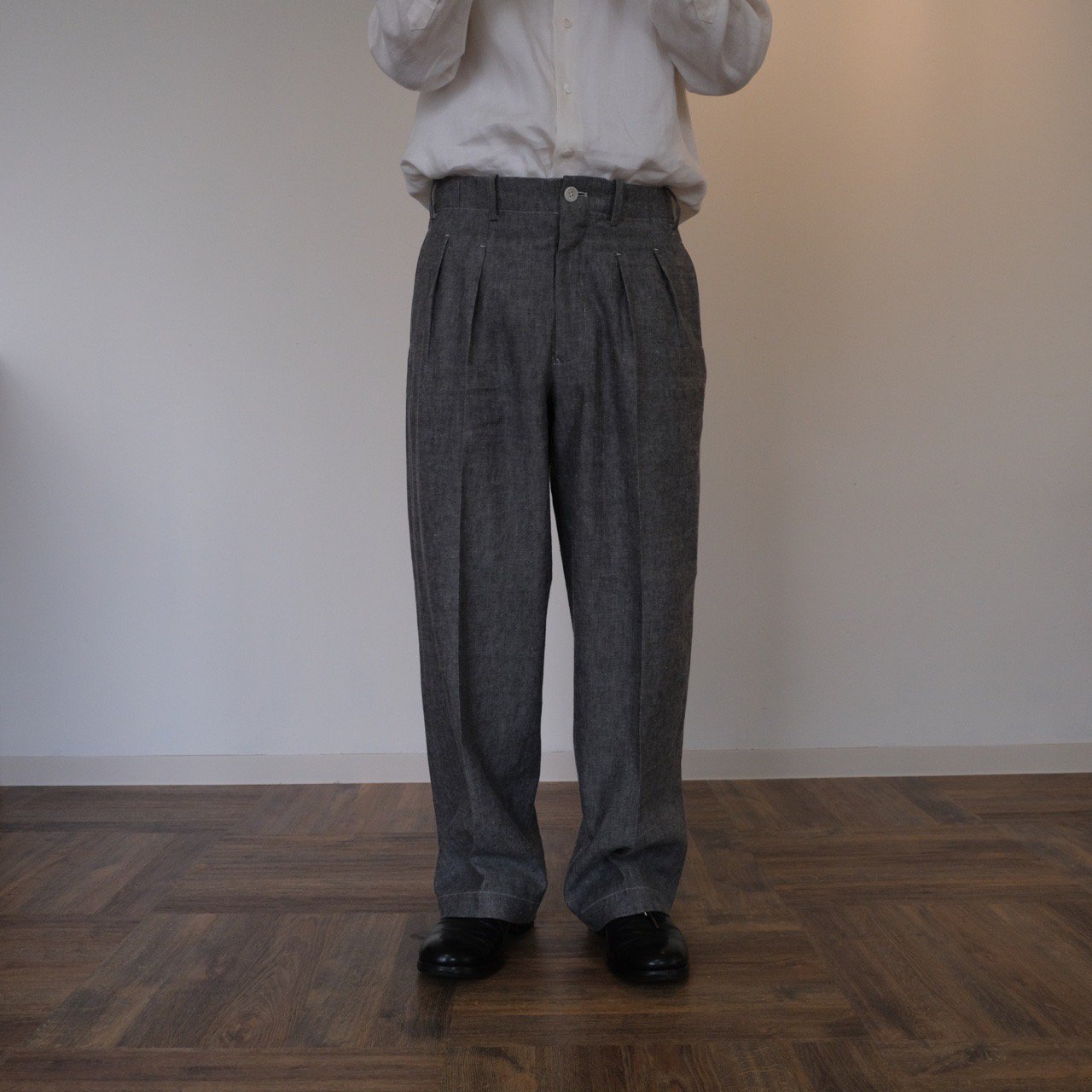Gorsch(ゴーシュ）/ Rough Woven Twill Two In-tack Wide Trousers(Ash)