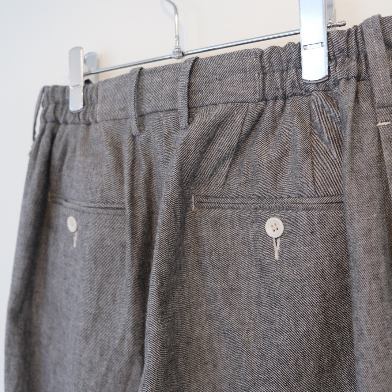 Gorsch(ゴーシュ）/ Rough Woven Twill Two out-tack flowing Trousers(Ash)