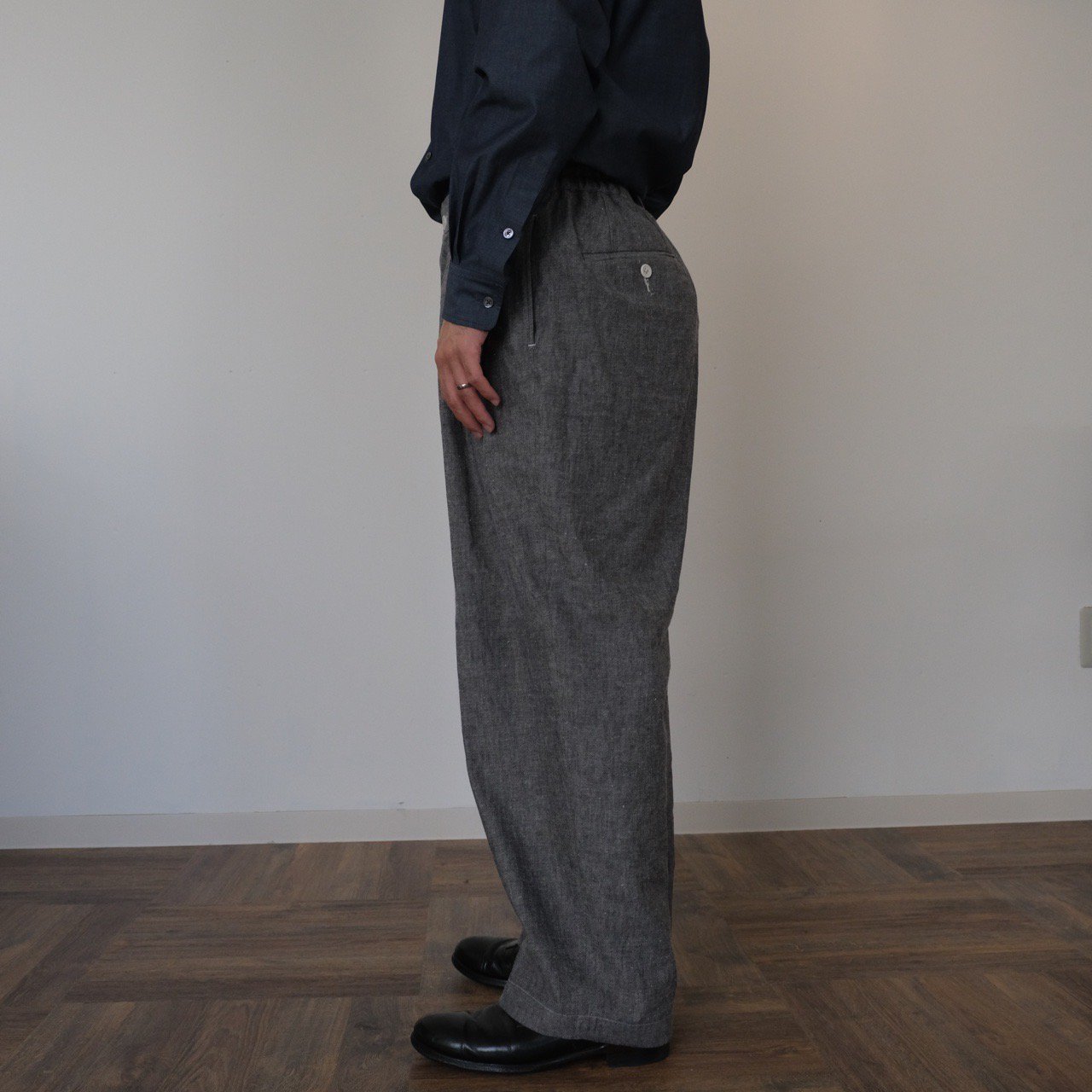 Gorsch(ゴーシュ）/ Rough Woven Twill Two out-tack flowing Trousers(Ash)