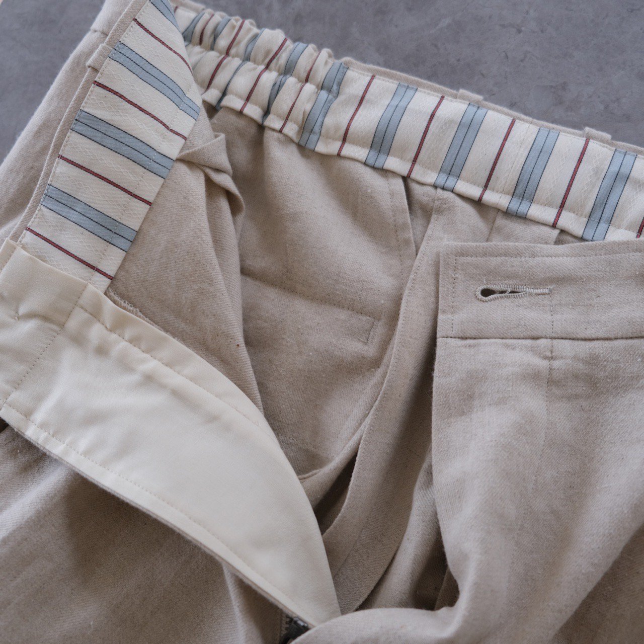 Gorsch(ゴーシュ）/ Rough Woven Twill Two out-tack flowing Trousers 