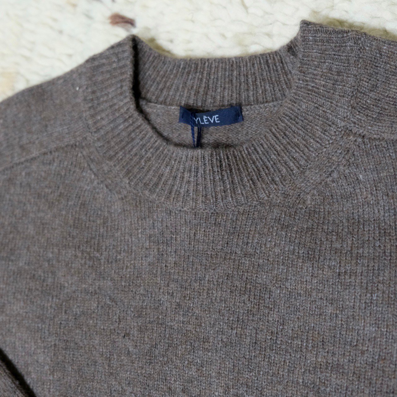 YLEVE(イレーヴ)/ RAMBS WOOL KNIT PO