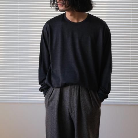 un/unbient   crewneck 72/2 washable wool knit  charcoalLAST ONE