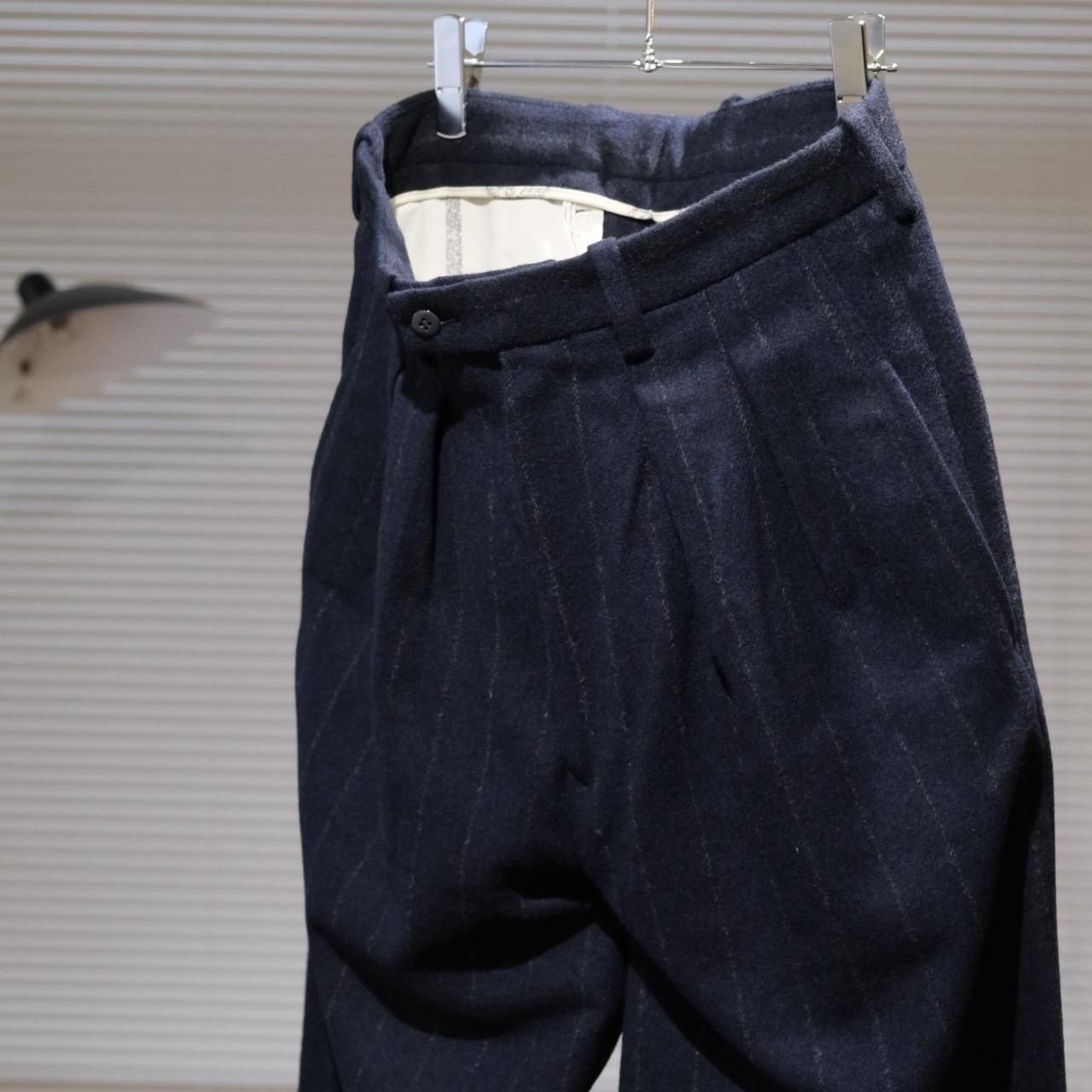 m's braque(エムズ ブラック) / TUCKED BAGGY PANTS Navy Stripe