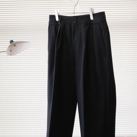 ULTERIOR(َÎ؎) / SUPER FINE LIGHT MELTON TUCKED TROUSERS(BLACK)