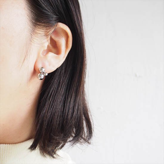 ピアス【Modern】/メタルラウンドパーツ3粒ピアス/GD*SV - Accessory Shop Ouca