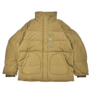 <img class='new_mark_img1' src='https://img.shop-pro.jp/img/new/icons25.gif' style='border:none;display:inline;margin:0px;padding:0px;width:auto;' />White Mountaineering<br>WM x TAION<br>DOWN JACKET Khaki