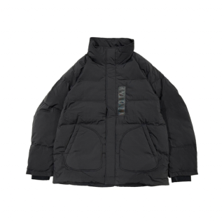 <img class='new_mark_img1' src='https://img.shop-pro.jp/img/new/icons25.gif' style='border:none;display:inline;margin:0px;padding:0px;width:auto;' />White Mountaineering x TAION DOWN JACKET Black