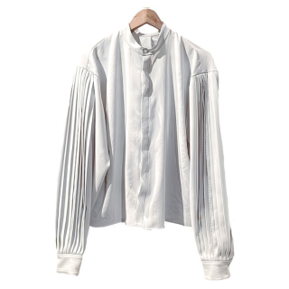 <img class='new_mark_img1' src='https://img.shop-pro.jp/img/new/icons25.gif' style='border:none;display:inline;margin:0px;padding:0px;width:auto;' />itochi Polyester voile pleated sleeve blouse ice gray