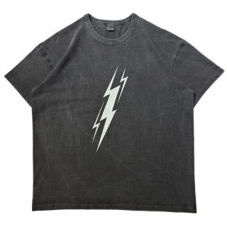 <img class='new_mark_img1' src='https://img.shop-pro.jp/img/new/icons1.gif' style='border:none;display:inline;margin:0px;padding:0px;width:auto;' />BARNS OUTFITTERS<br>Pigment Dye<br>G.O.A.T S/S Tee LIGHTNING<br>Black