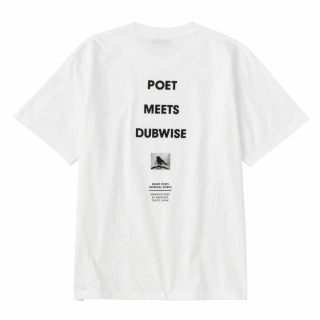 <img class='new_mark_img1' src='https://img.shop-pro.jp/img/new/icons1.gif' style='border:none;display:inline;margin:0px;padding:0px;width:auto;' />POET MEETS DUBWISE<br>PMD LOGO T-SHIRT White
