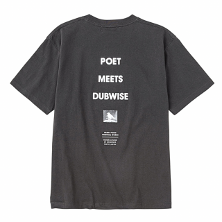 <img class='new_mark_img1' src='https://img.shop-pro.jp/img/new/icons1.gif' style='border:none;display:inline;margin:0px;padding:0px;width:auto;' />POET MEETS DUBWISE<br>PMD LOGO T-SHIRT SUMI