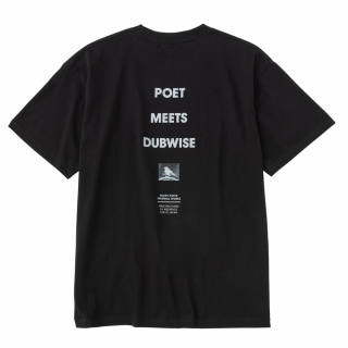 <img class='new_mark_img1' src='https://img.shop-pro.jp/img/new/icons1.gif' style='border:none;display:inline;margin:0px;padding:0px;width:auto;' />POET MEETS DUBWISE<br>PMD LOGO T-SHIRT Black